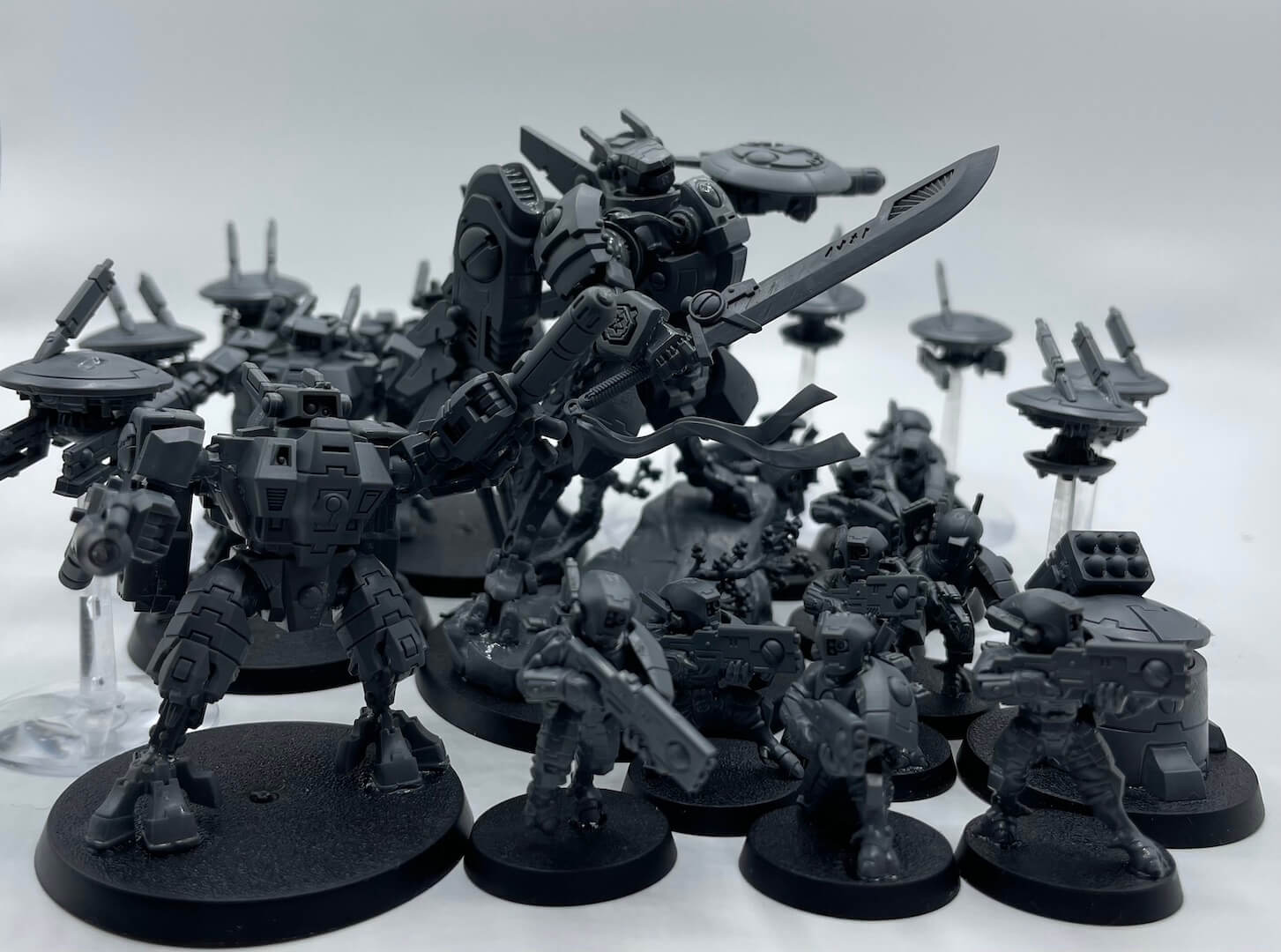 An image of all the units included in the Warhammer 40K Boarding Patrol T'au Empire box set, including mechs and blaster wielding soldiers.